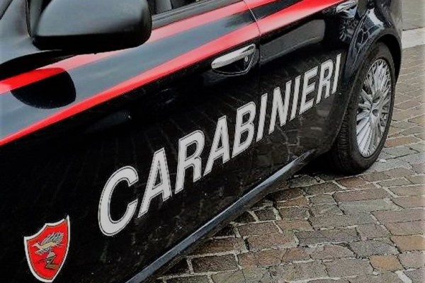 Carabinieri assicurano al centro di prima accoglienza un minore