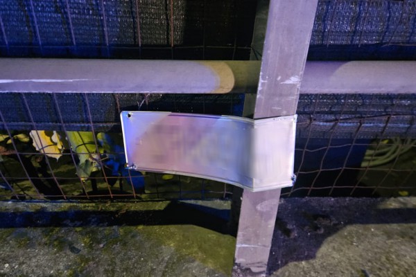 Inseguito dai Carabinieri, si schianta contro il guardrail: la targa dell'auto rimane stampata sull'acciaio