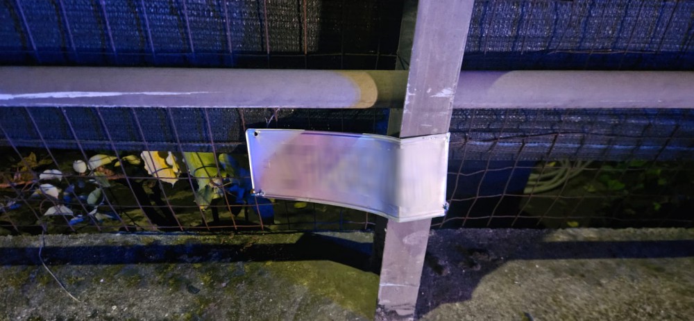 Inseguito dai Carabinieri, si schianta contro il guardrail: la targa dell'auto rimane stampata sull'acciaio