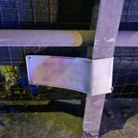 Inseguito dai Carabinieri, si schianta contro il guardrail: la targa dell'auto rimane stampata sull'acciaio