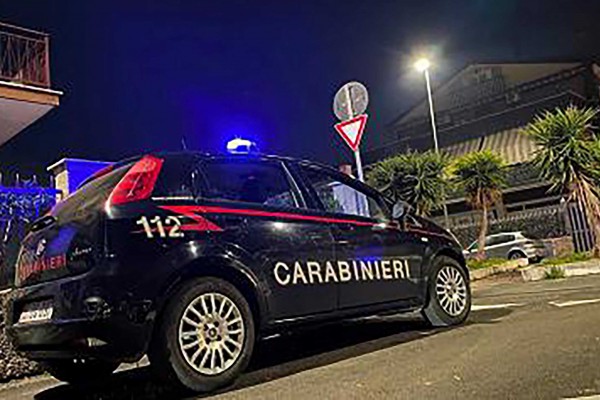 Spara 7 proiettili contro i carabinieri, in strada, tra i passanti. 29enne in manette per tentato omicidio