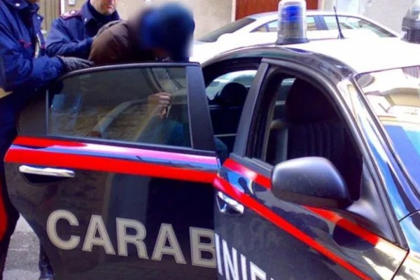 Rapinano un ristoratore, due giovani furfanti arrestati dopo un lungo inseguimento