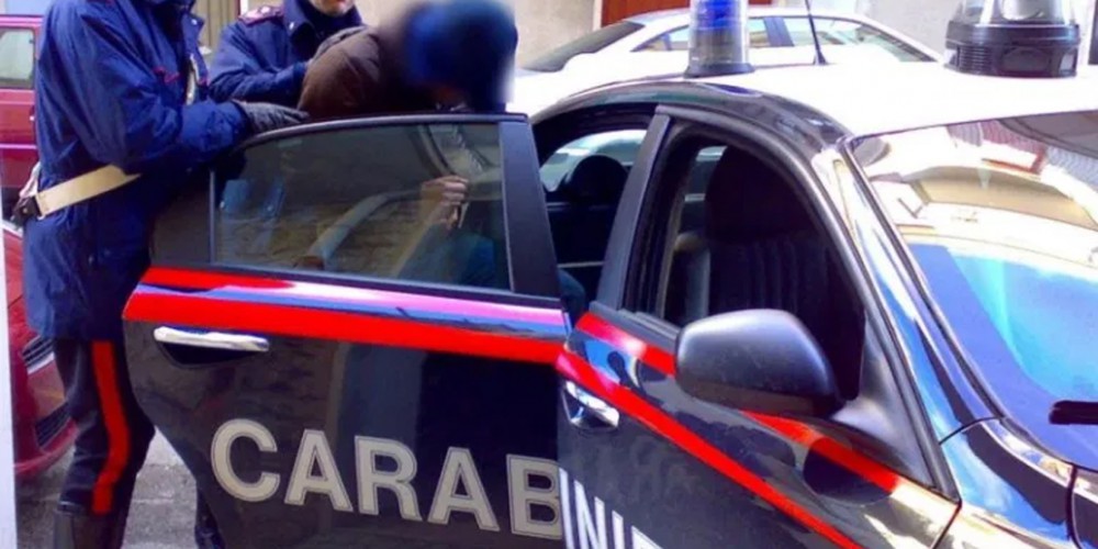 Rapinano un ristoratore, due giovani furfanti arrestati dopo un lungo inseguimento