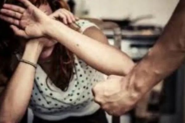 Aggredisce la moglie: arrestato per maltrattamenti in famiglia, lesioni, minacce e resistenza a Pubblico Ufficiale