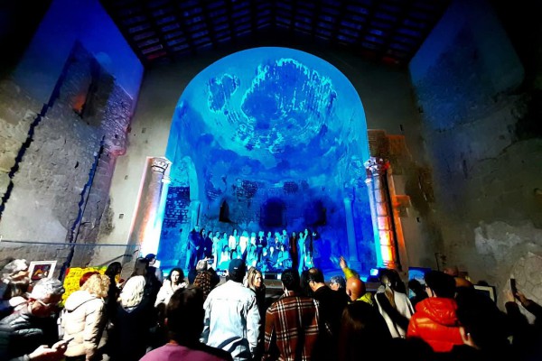 “SOTTO UN CIELO DI PRIMAVERA”: A CIMITILE L’ARTE FIORISCE CON CELESTE NAPOLITANO