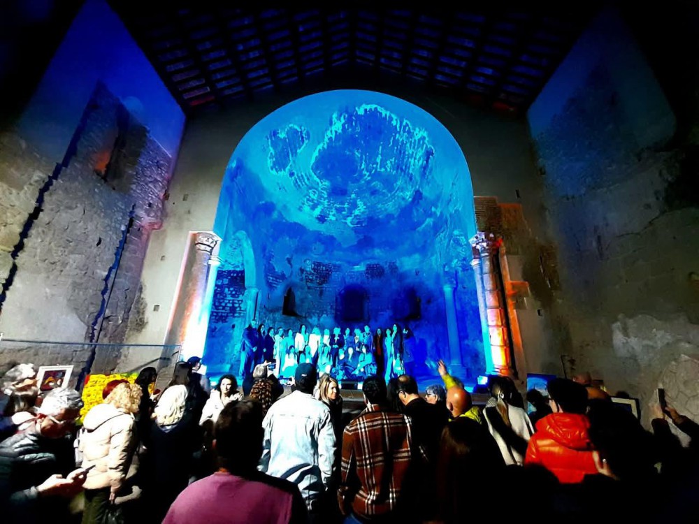 “SOTTO UN CIELO DI PRIMAVERA”: A CIMITILE L’ARTE FIORISCE CON CELESTE NAPOLITANO