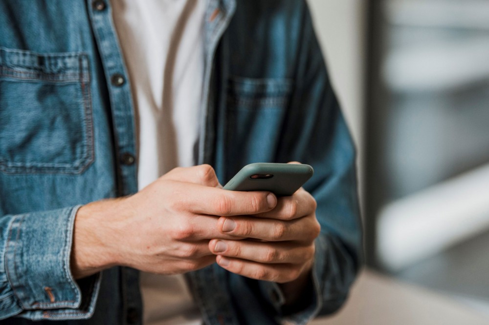 TRUFFE, SCOPERTA "CENTRALE" CHE INVIAVA MIGLIAIA SMS AL GIORNO CON TECNICA SMISHING