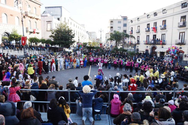 PALMA CAMPANIA È UN’ESPLOSIONE DI COLORI E MUSICA: IL MARTEDÌ GRASSO CON I CANZONIERI DELLE QUADRIGLIE