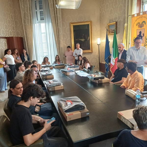 Computer portatili per premiare il merito: al via le consegne agli studenti più bravi della Città Metropolitana di Napoli
