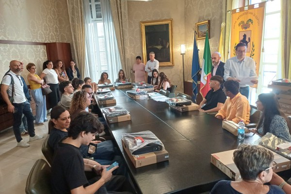Computer portatili per premiare il merito: al via le consegne agli studenti più bravi della Città Metropolitana di Napoli