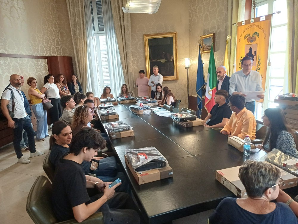 Computer portatili per premiare il merito: al via le consegne agli studenti più bravi della Città Metropolitana di Napoli