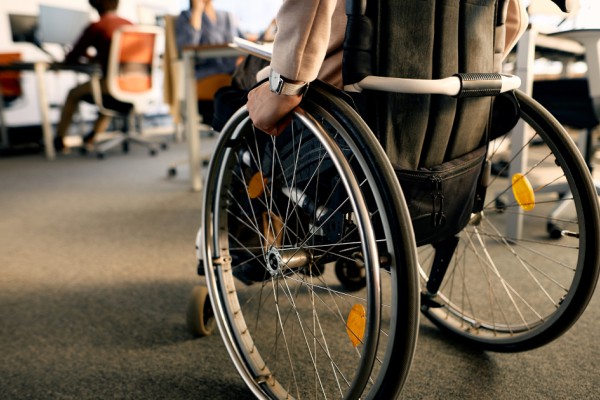 Pensione di invalidità, la Corte Costituzionale estende l’integrazione al minimo a tutti i lavoratori, anche quelli del regime contributivo