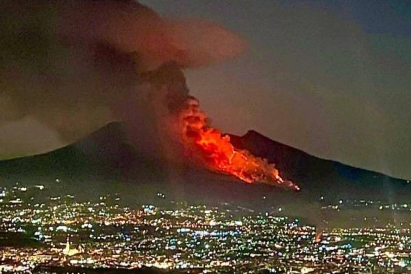 Roghi sul Vesuvio, Città Metropolitana: “Finalmente uno spiraglio. Ora massimo rigore su bonifiche e responsabilità. Un sentito grazie a tutti gli operatori”