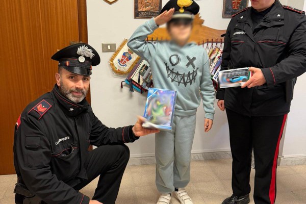 Davanti al negozio di giocattoli vende libri e disegni per comprare il regalo di Natale alla sorellina. Arrivano i Carabinieri. Bambino di 11 anni insegna il vero senso del Natale