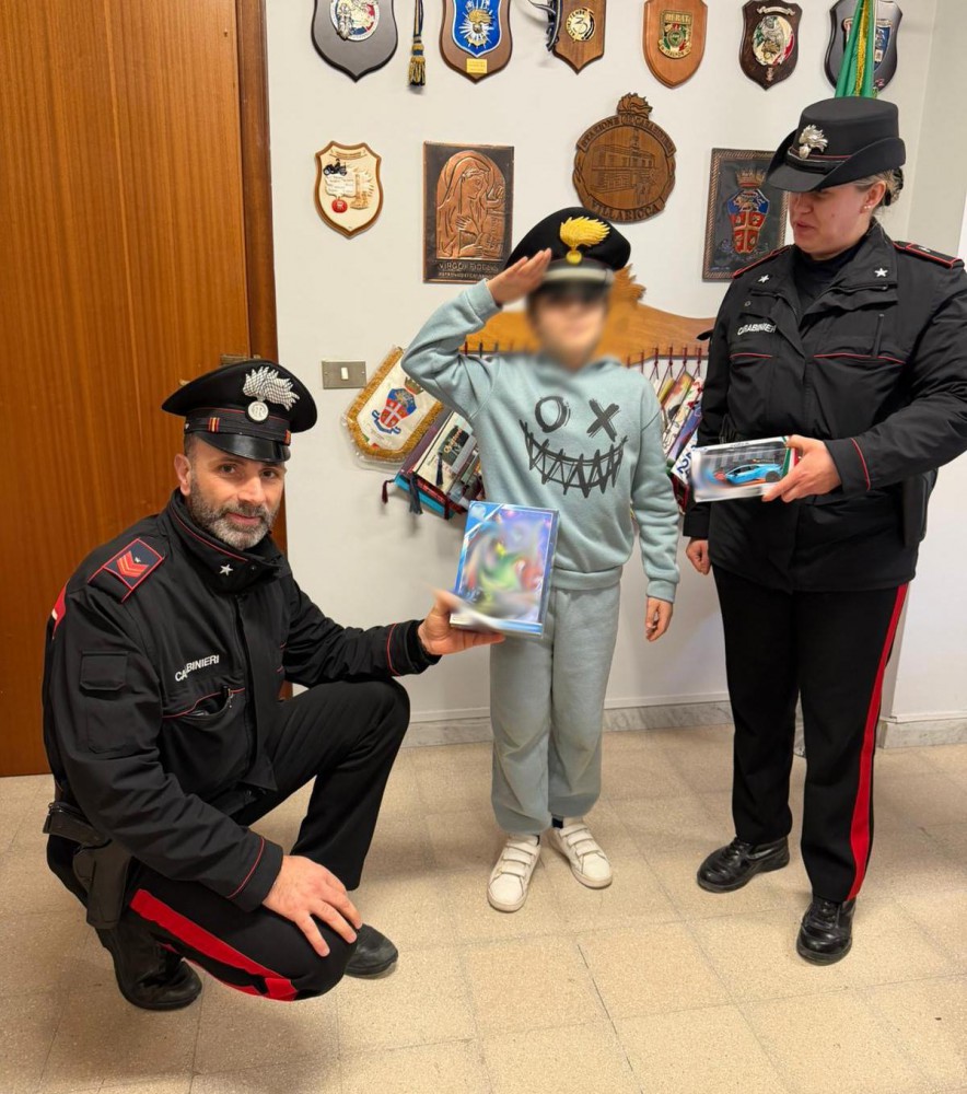 Davanti al negozio di giocattoli vende libri e disegni per comprare il regalo di Natale alla sorellina. Arrivano i Carabinieri. Bambino di 11 anni insegna il vero senso del Natale