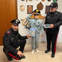Davanti al negozio di giocattoli vende libri e disegni per comprare il regalo di Natale alla sorellina. Arrivano i Carabinieri. Bambino di 11 anni insegna il vero senso del Natale