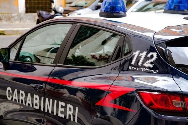 “Supponta” negata finisce per infiammare una lite familiare e (letteralmente) due vetture. Carabinieri denunciano 22enne