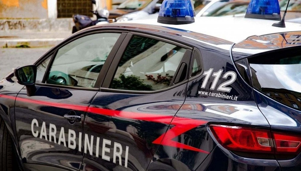 “Supponta” negata finisce per infiammare una lite familiare e (letteralmente) due vetture. Carabinieri denunciano 22enne