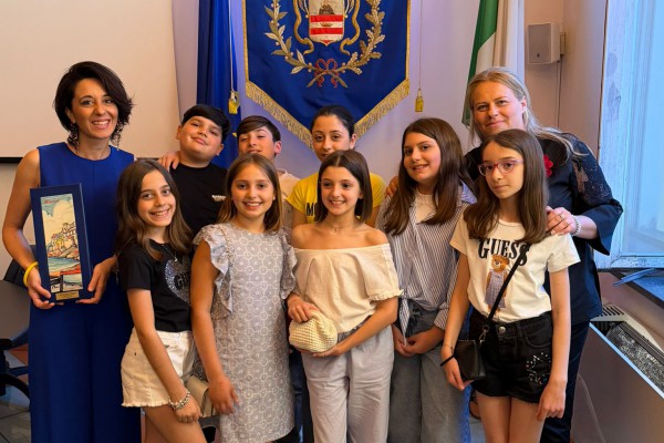 La De Curtis trionfa a VerdePoesia e CaretaCanta: premiati a Minori gli alunni della primaria tra poesie, disegni e filastrocche