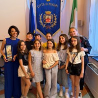 La De Curtis trionfa a VerdePoesia e CaretaCanta: premiati a Minori gli alunni della primaria tra poesie, disegni e filastrocche
