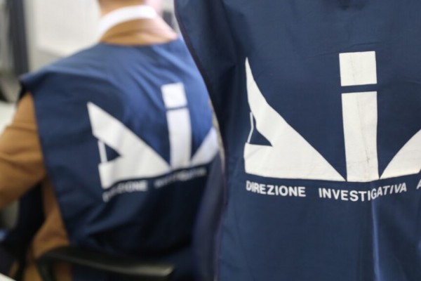 Carabinieri e DDA arrestano 26 persone. Gli ordini partivano dal carcere. L’articolazione del clan Moccia tra estorsioni e droga