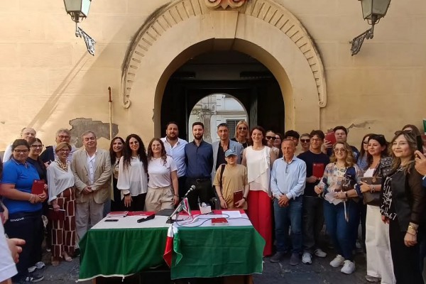 Marigliano consegna la Costituzione ai 18enni: “Un patto di cittadinanza attiva”
