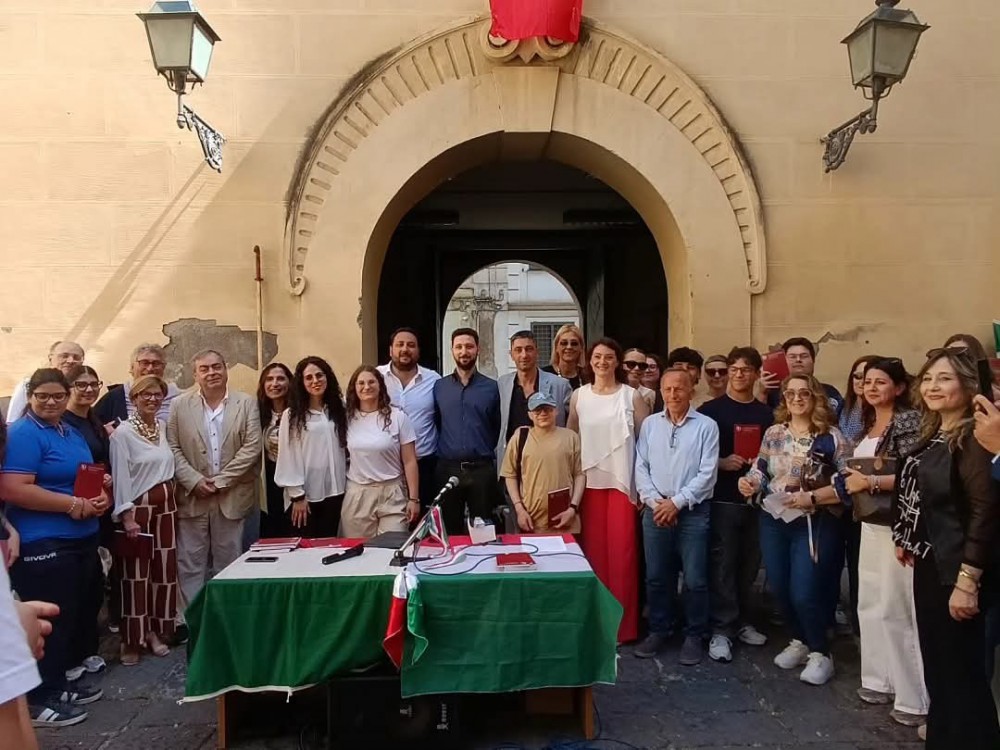 Marigliano consegna la Costituzione ai 18enni: “Un patto di cittadinanza attiva”