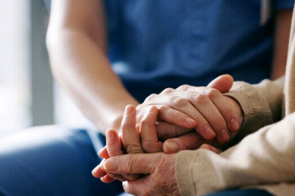 Anziani e interventi chirurgici: un dramma silenzioso tra burocrazia, costi e solitudine