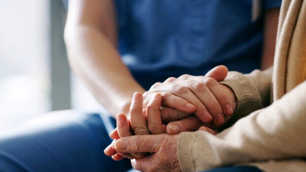 Anziani e interventi chirurgici: un dramma silenzioso tra burocrazia, costi e solitudine