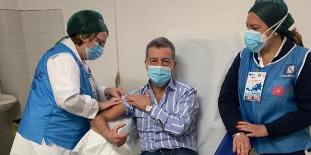 Palma Campania, tra i primi vaccinati nel V-Day il professore Felice Nunziata