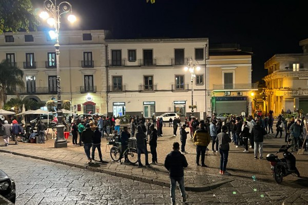 Palma Estemporanea rende magica l'atmosfera in piazza De Martino, con sculture, monologhi teatrali e musica