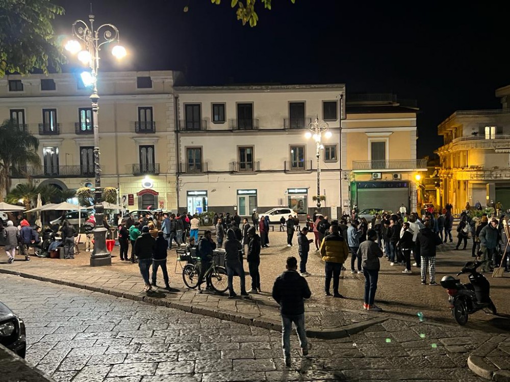 Palma Estemporanea rende magica l'atmosfera in piazza De Martino, con sculture, monologhi teatrali e musica