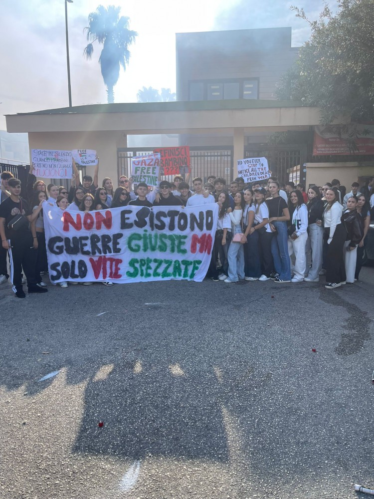 Si alza il grido di speranza dei giovani del "Rosmini": Palestina Libera!