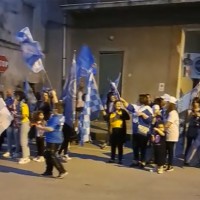 La scuola "Mameli" di Piazzolla di Nola finisce in prima pagina: il ritorno dalla gita scolastica si trasforma in una bellissima festa azzurra
