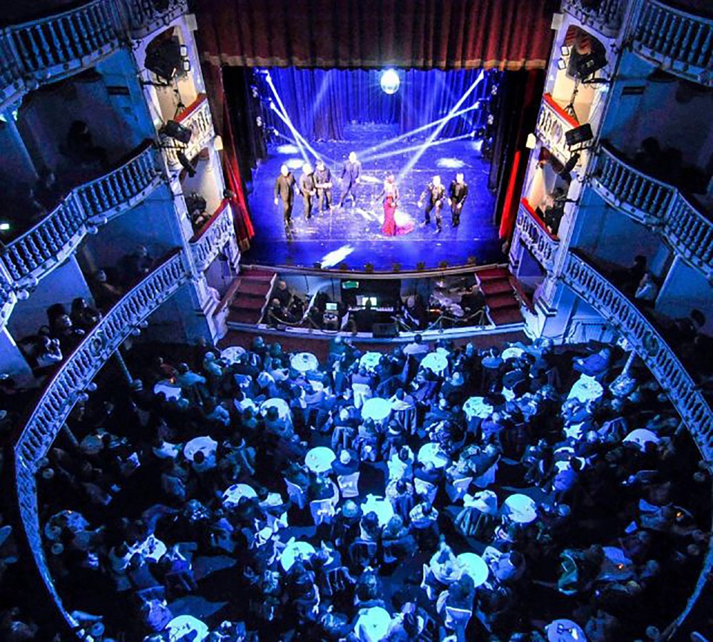 Incendio al Teatro Sannazaro: un pezzo di storia che va in fumo