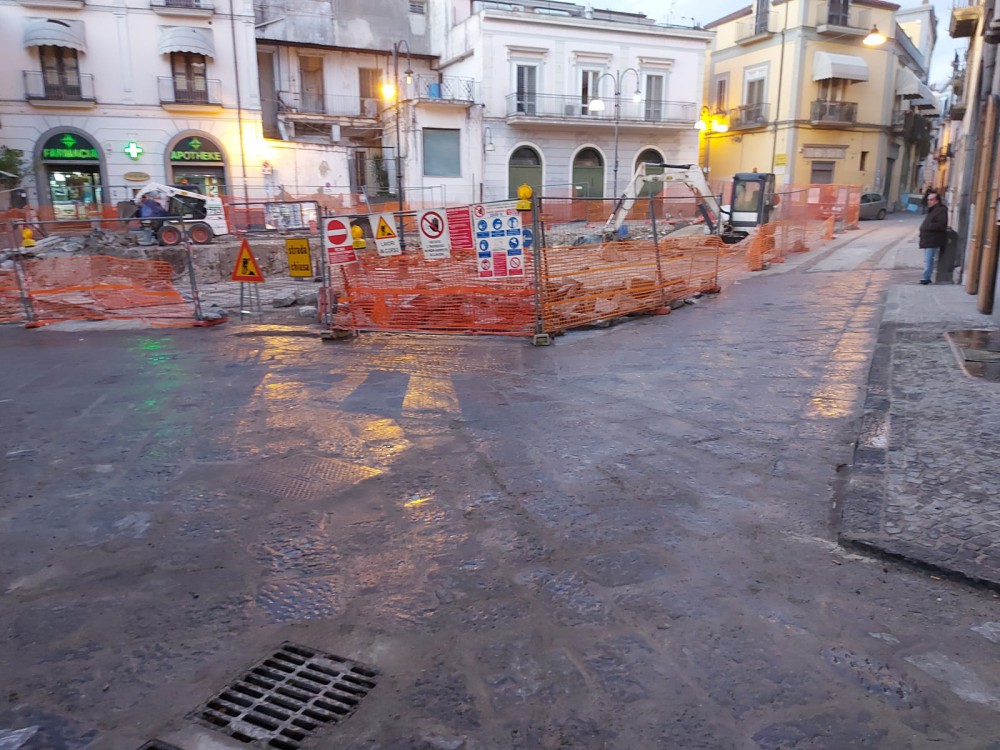 Piazzetta Umberto l : lavori in progress e ripristino della viabilità