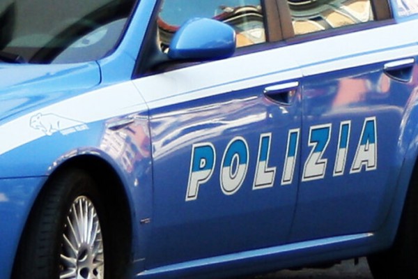 Nasconde droga e un’arma in auto. Tratto in arresto dalla Polizia di Stato