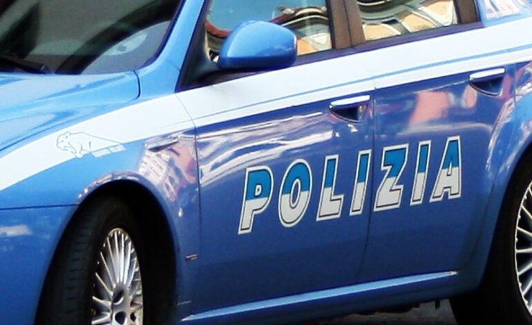 Nasconde droga e un’arma in auto. Tratto in arresto dalla Polizia di Stato