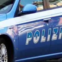 Nasconde droga e un’arma in auto. Tratto in arresto dalla Polizia di Stato