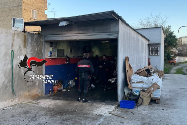 Cimitero di auto rubate circonda officina per smontarle. Carabinieri arrestano 2 persone