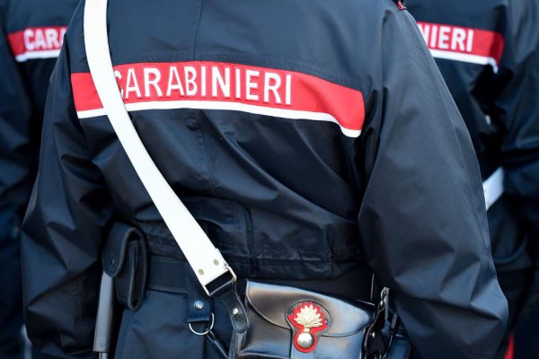 Trascina il cane per quasi 6 chilometri con una catena a strozzo mentre lui è in sella alla e-bike. Carabinieri denunciano 2 persone