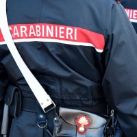 Trascina il cane per quasi 6 chilometri con una catena a strozzo mentre lui è in sella alla e-bike. Carabinieri denunciano 2 persone