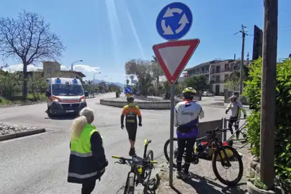 Palma Campania, ciclista cade in strada e finisce in ospedale