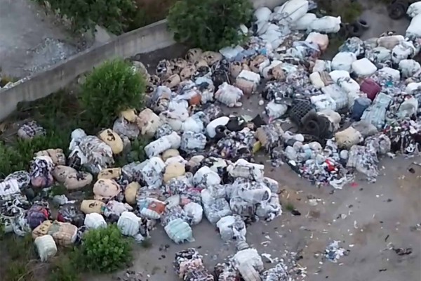 San Gennaro Vesuviano, scoperta una mega discarica di rifiuti tra la fitta vegetazione