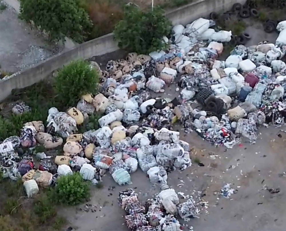 San Gennaro Vesuviano, scoperta una mega discarica di rifiuti tra la fitta vegetazione