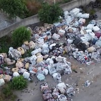 San Gennaro Vesuviano, scoperta una mega discarica di rifiuti tra la fitta vegetazione