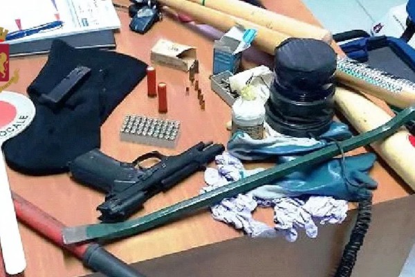 Nasconde un ordigno esplosivo in garage: arrestato dalla Polizia