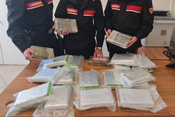 Con 23 chili di cocaina accelera nel traffico con i Carabinieri alle spalle. Pessima idea costa le manette a una 40enne polacca