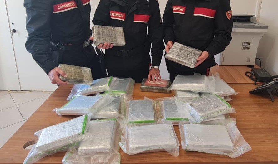 Con 23 chili di cocaina accelera nel traffico con i Carabinieri alle spalle. Pessima idea costa le manette a una 40enne polacca