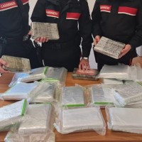 Con 23 chili di cocaina accelera nel traffico con i Carabinieri alle spalle. Pessima idea costa le manette a una 40enne polacca